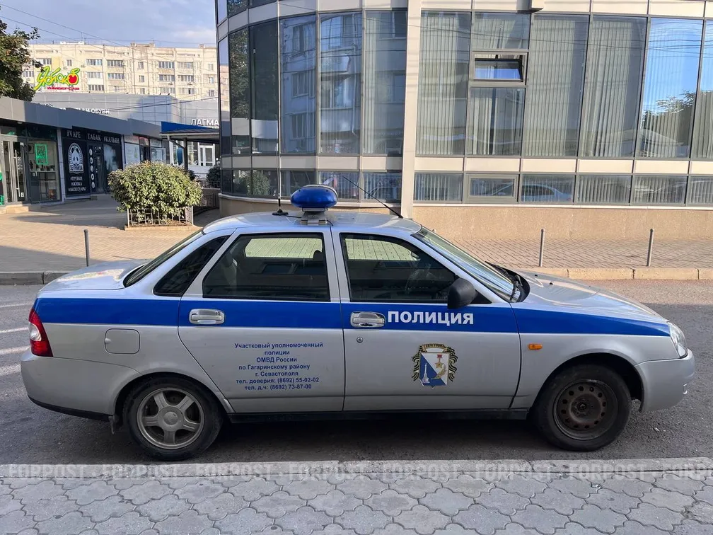 В Севастополе полиция ищет водителя разбитого ВАЗа