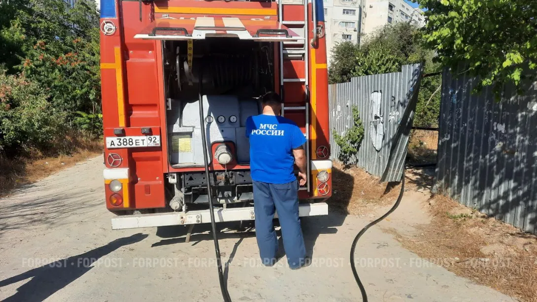 Севастопольские спасатели вывели ребенка из задымления 