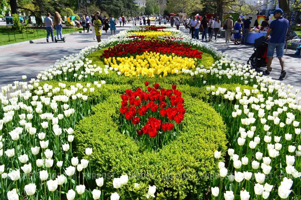 Севастопольцы станцевали за Победу на Приморском бульваре