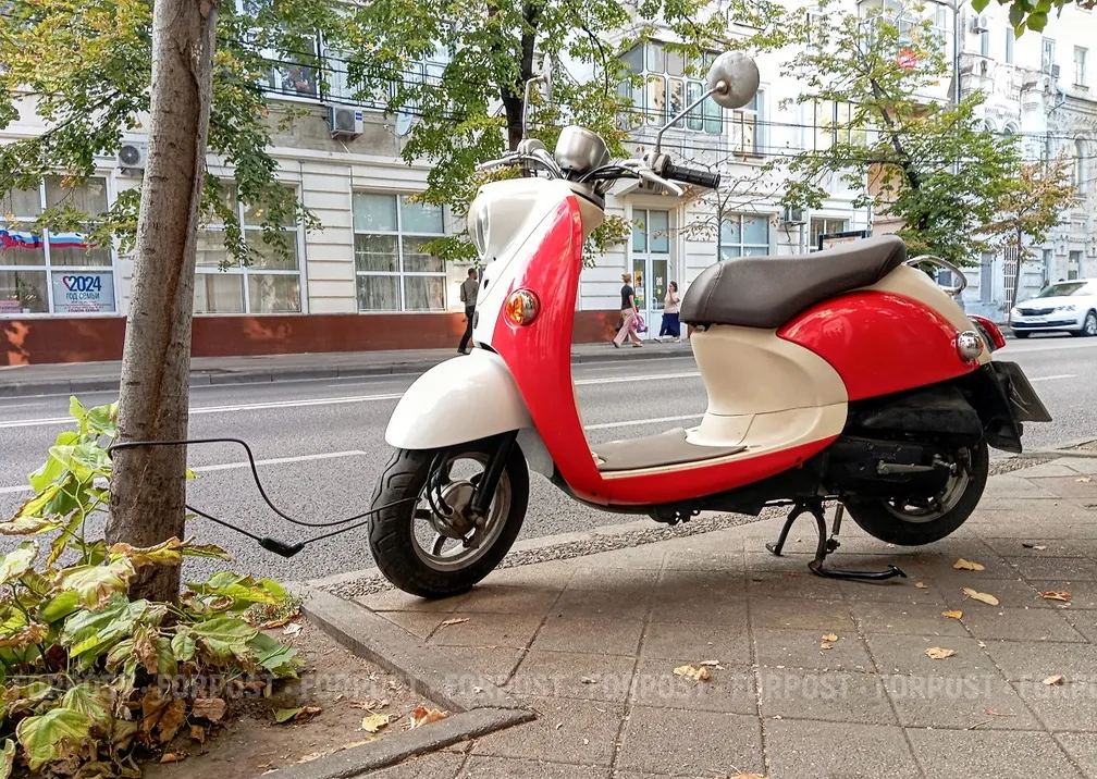 В Севастополе от столкновения с иномаркой скутер загорелся