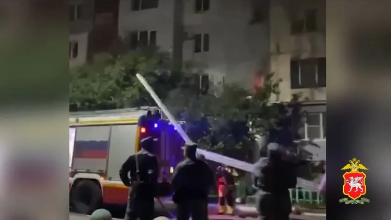 Вход в горящую на севере Крыма квартиру был завален мусором.