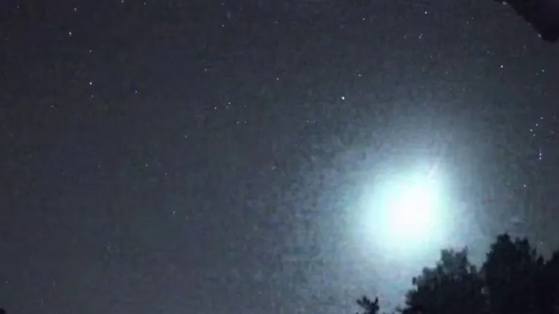 Объект вошёл в земную атмосферу и начал гореть. 