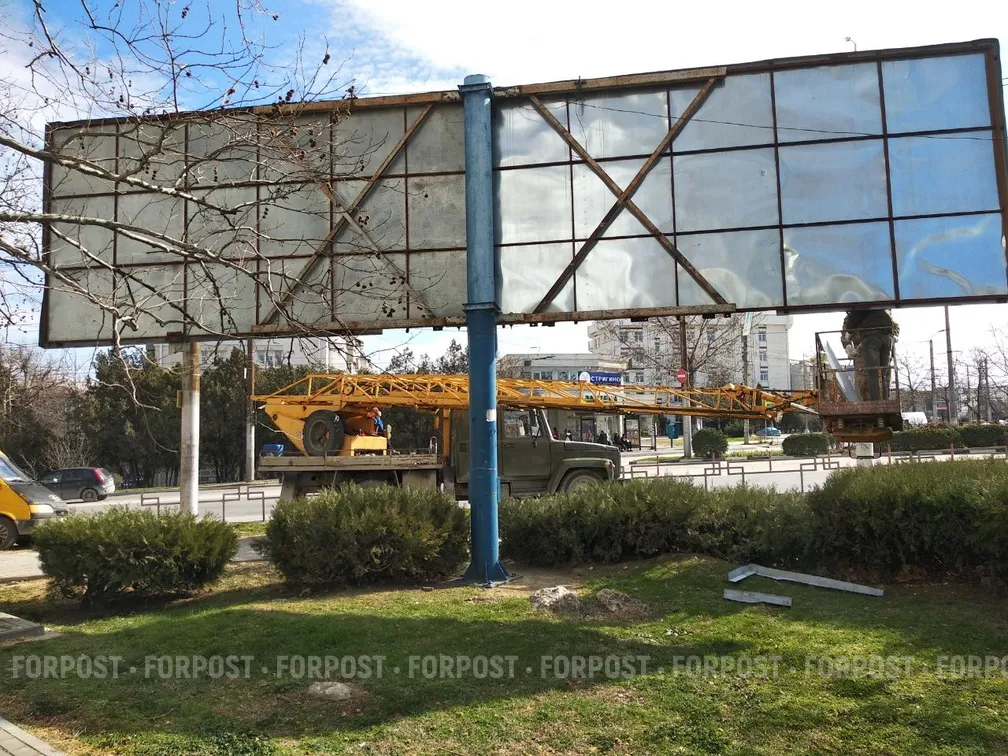 Реплика. Что стоит за засильем в Севастополе рекламы?