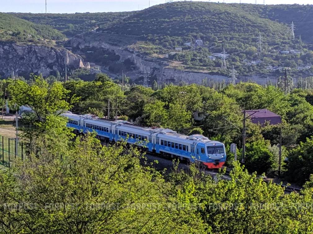 В Севастополе пассажир электрички сломал обе ноги
