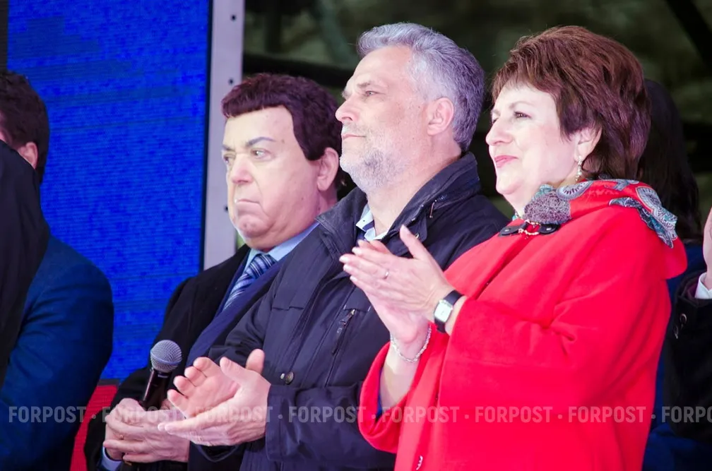 В Севастополе снесли предвыборные билборды «ЕР» с Чалым и Алтабаевой