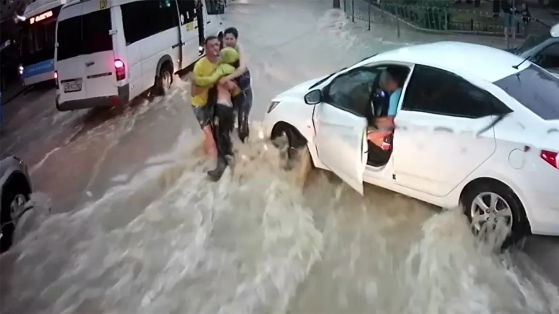 В Севастополе нашли девушку, спасшую ребёнка во время ливня