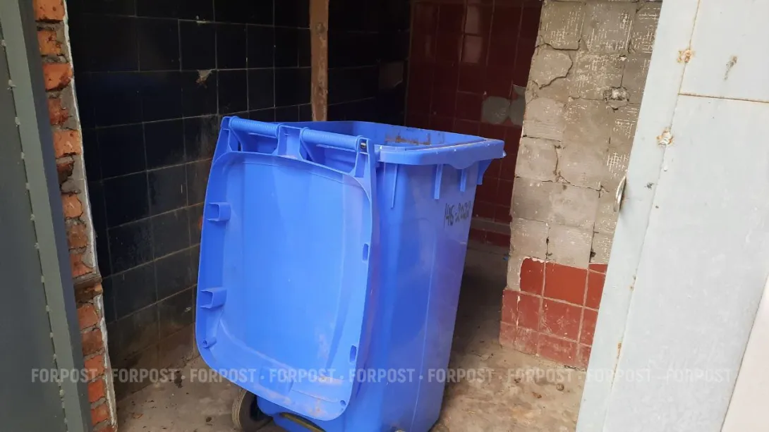 В Севастополе мусорный бак перекрыл дорогу