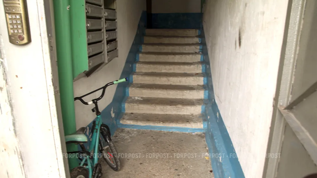 Под подъездом севастопольской высотки вырыли окоп