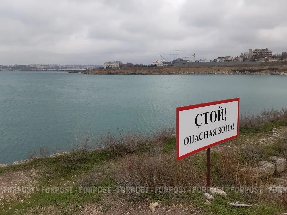 В Севастополе кто-то самовольно засыпал проезд на дикий пляж