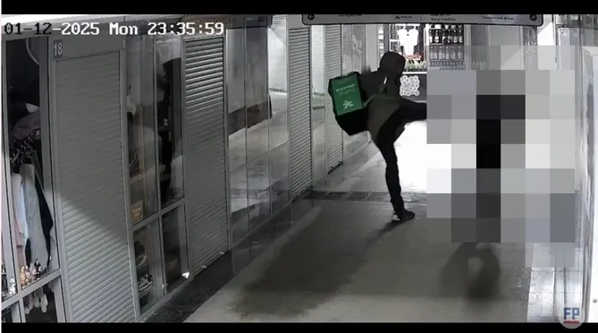 Доставщик еды ночью напал на пожилую женщину в подземном переходе