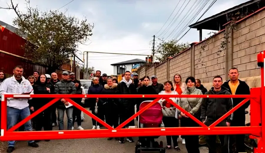 Одни севастопольцы отгородились от других платным шлагбаумом 