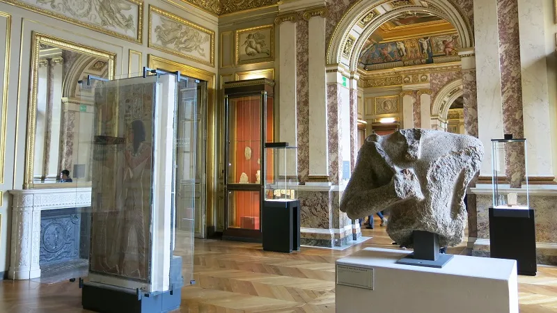 Ограбленный Лувр затопило канализацией, сотни редких книг под угрозой