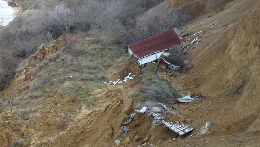 С разрушителя побережья Севастополя предлагают взять 44 миллиона «бартером»