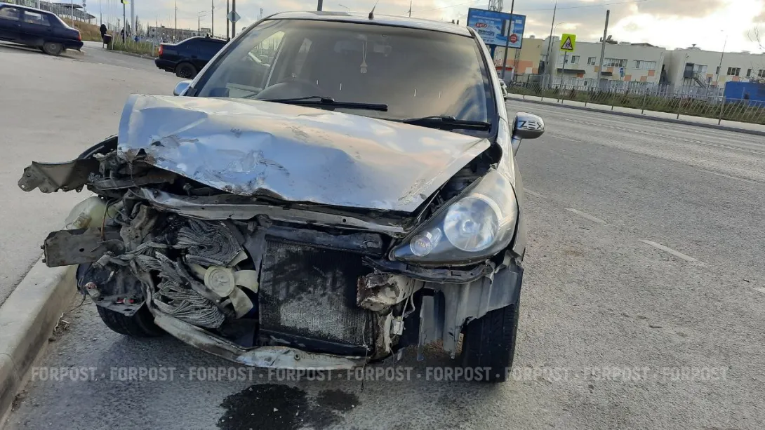 Скользкая севастопольская дорога «опрокинула» на крышу автомобиль