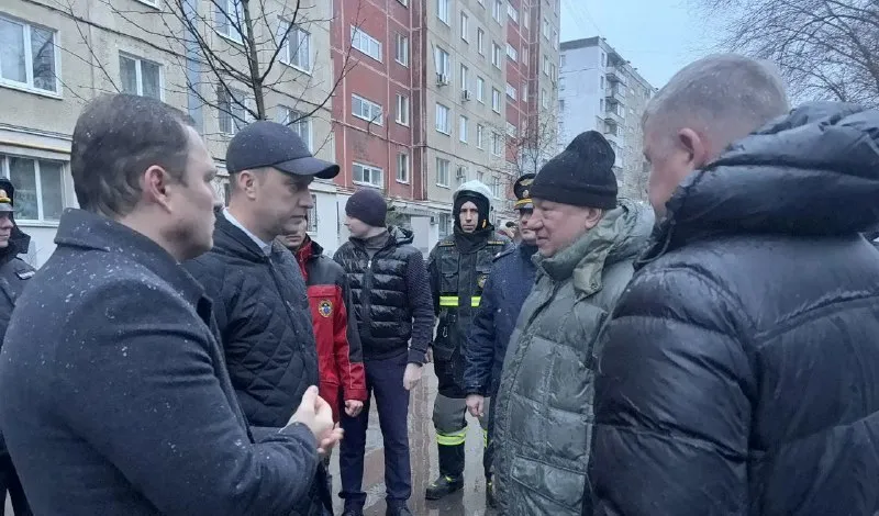 Два человека погибли в жилом доме после ночной атаки БПЛА на Саратов