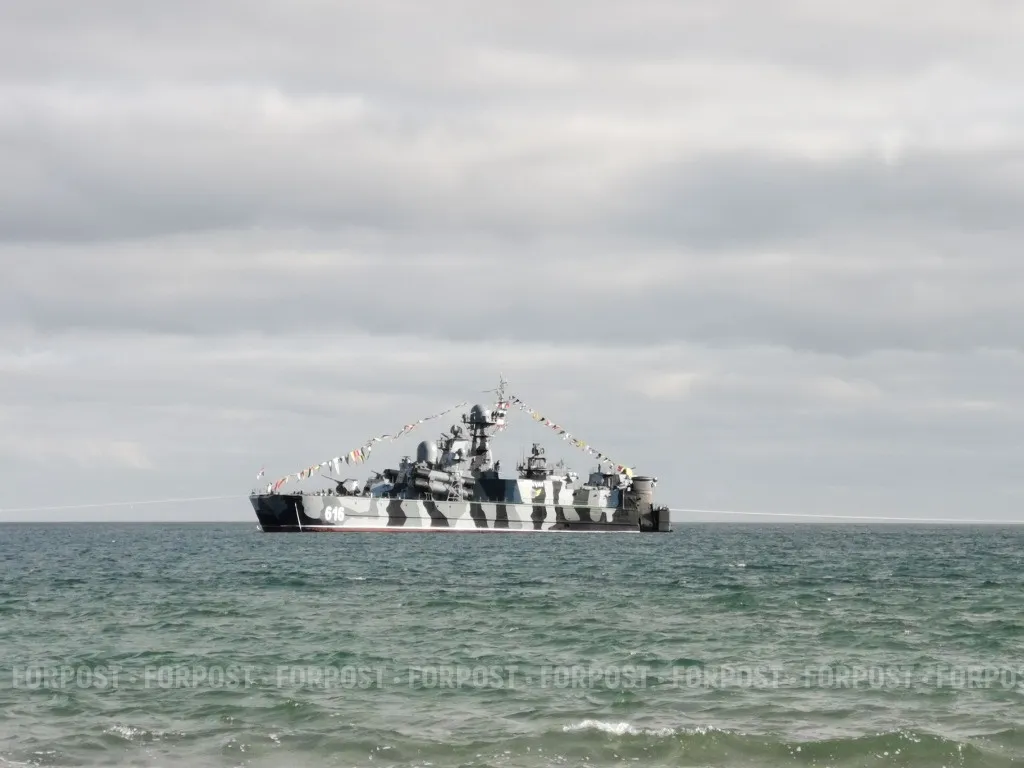 Боевые корабли ЧФ займут позиции в бухте Севастополя