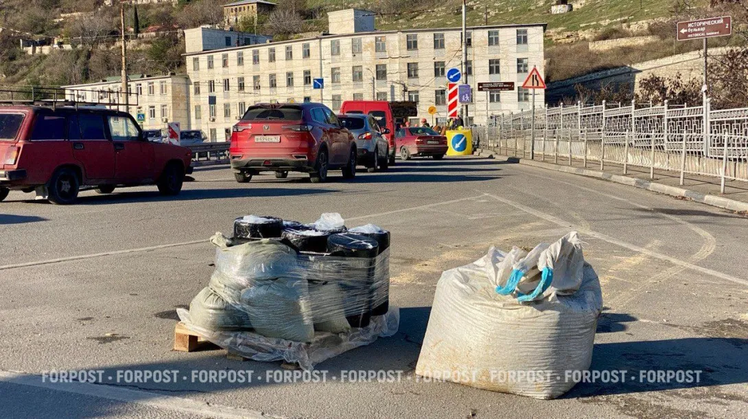 Днепровский мост в Севастополе начали ремонтировать после его осыпания на перрон