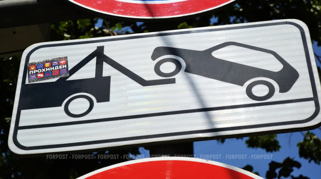 Под Севастополем легковушка отправила в кювет грузовик 