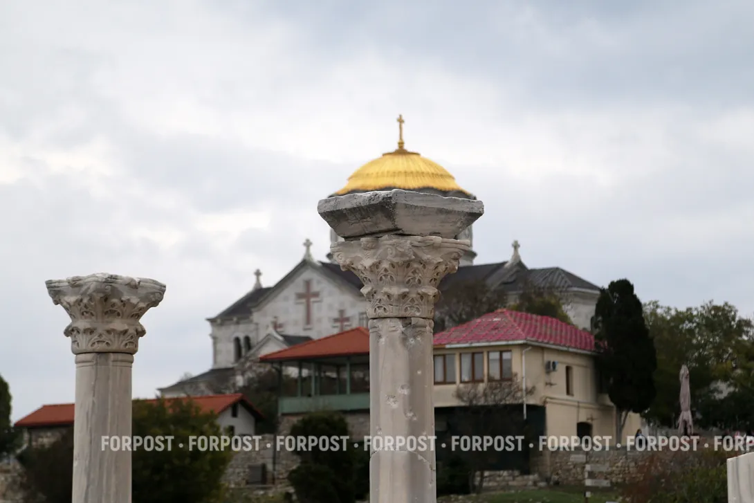 Внутри собора в Херсонесе обнаружили древние ступни