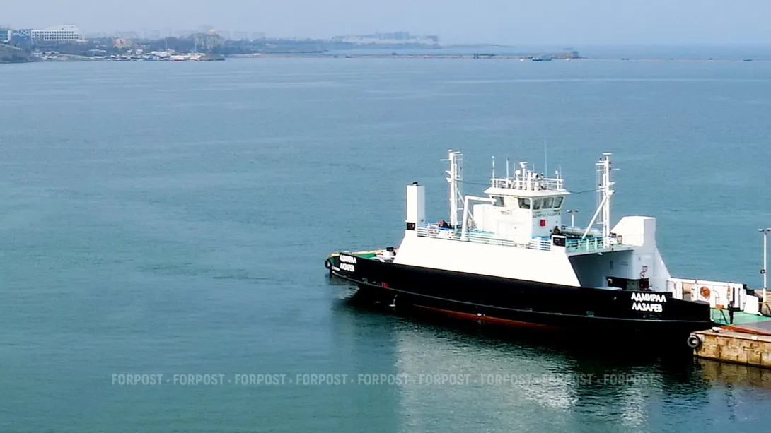 Жители Севастополя застряли на пароме посреди бухты