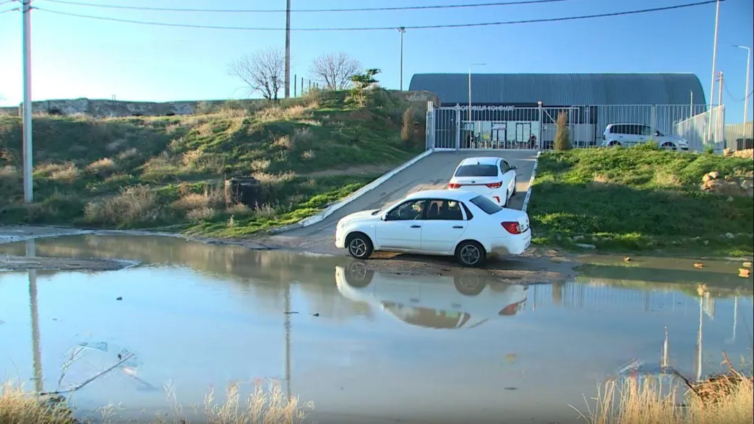 ОКН мешает убрать болото к спорткомплексу на Северной стороне Севастополя 