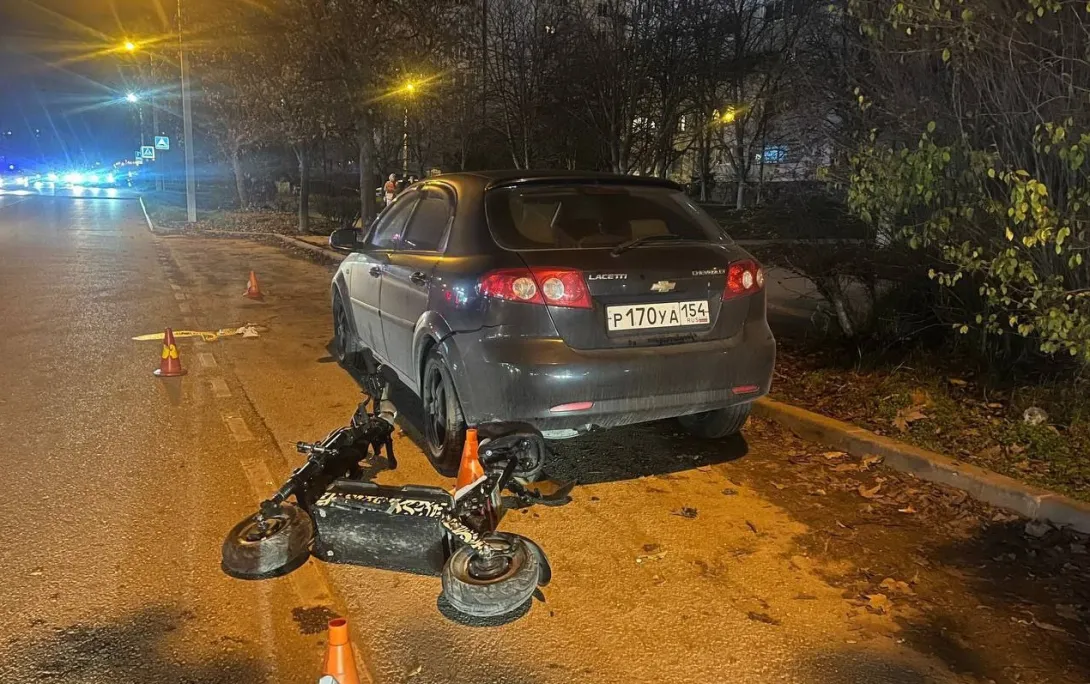 В Севастополе автомобиль на скорости толкнул самокатчика в припаркованную машину 
