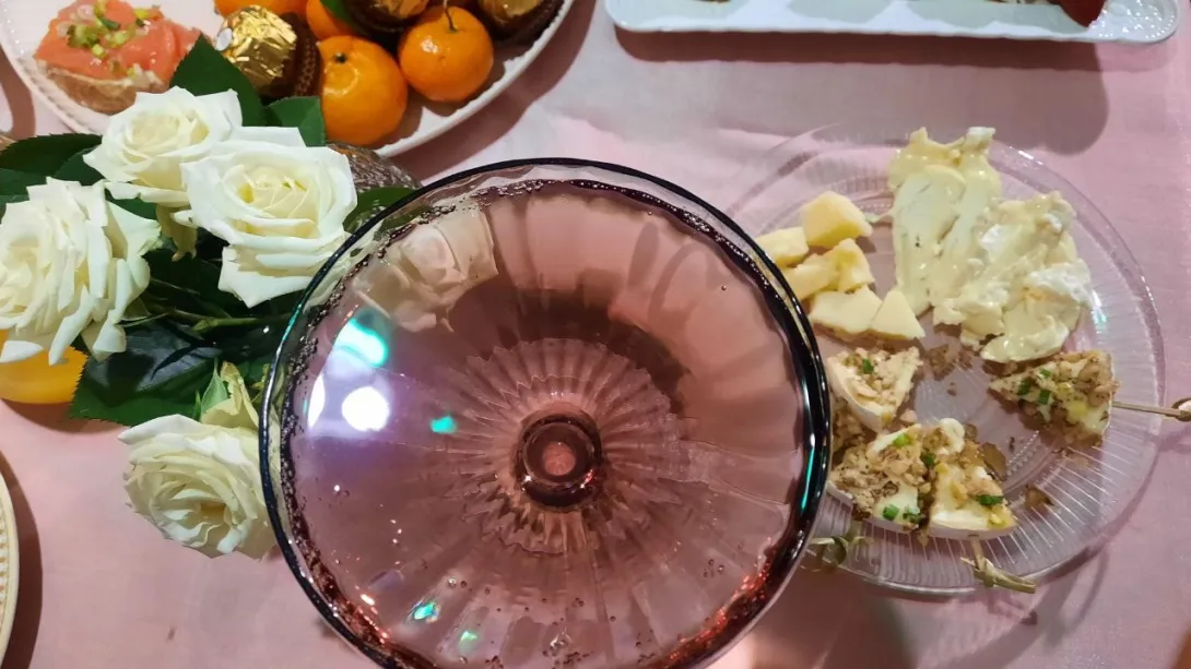 Кощунство или норма? В России вновь предложили запретить корпоративы