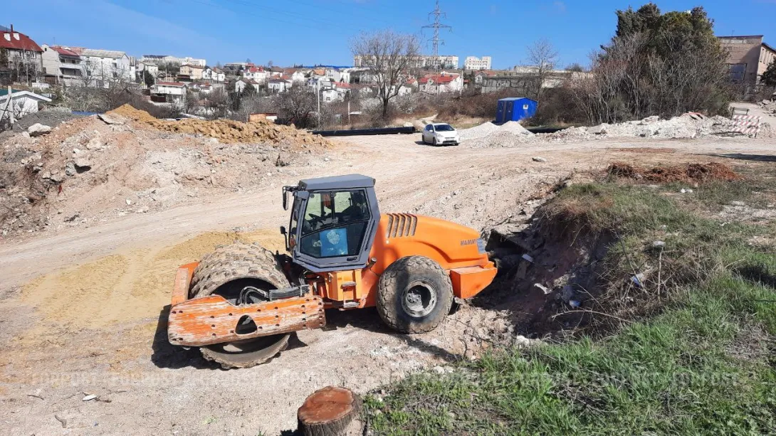 Пляж Омега в Севастополе взрыхлили экскаватором 