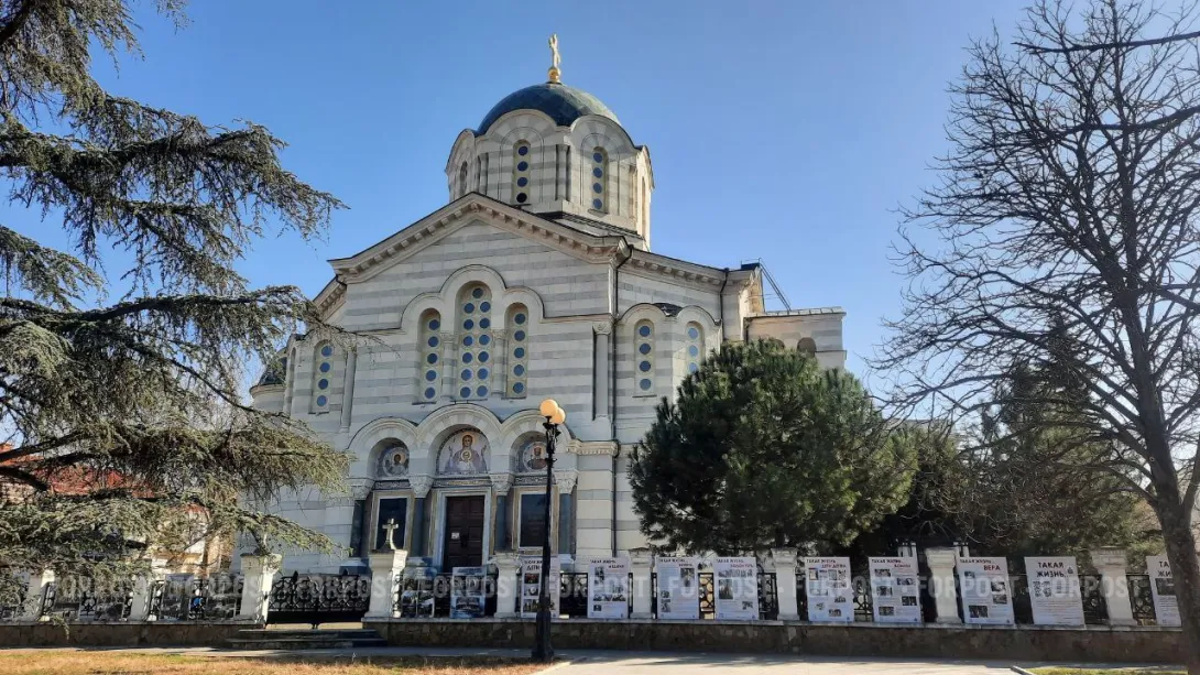 По центру Севастополя пронесли мощи святого князя Владимира