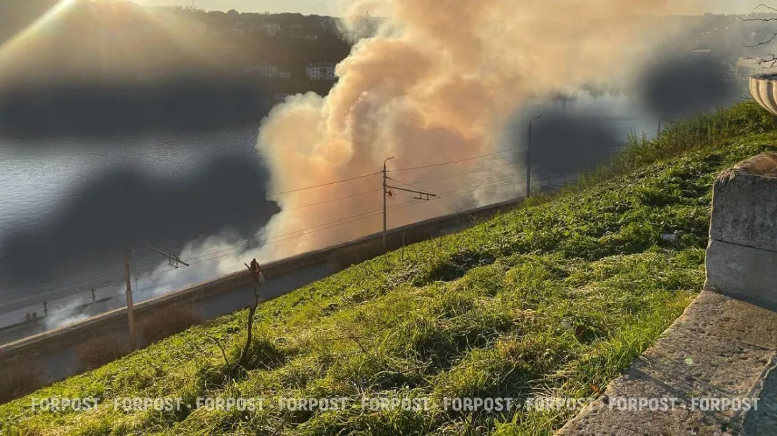 В Севастополе сгорел деревообрабатывающий цех у Южной бухты