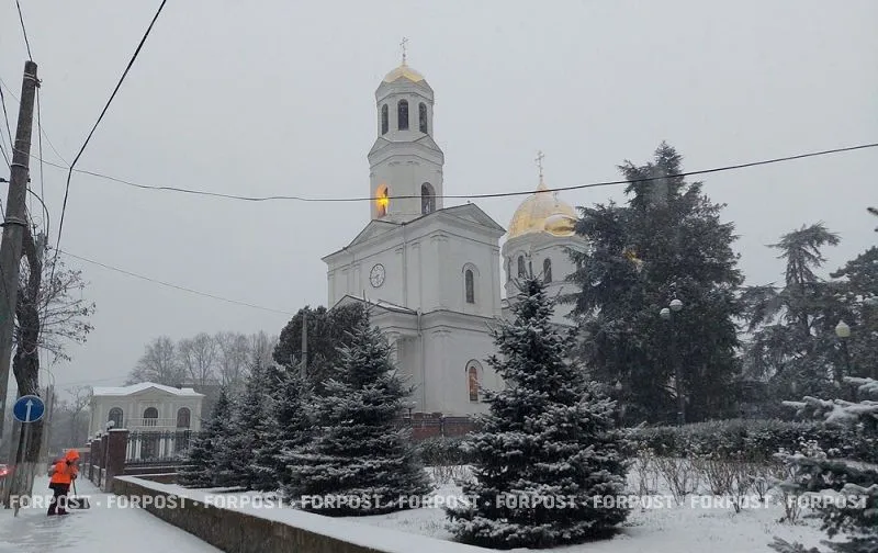 Третьи сутки зимы в Крыму: ЮБК занесло снегом, есть перебои в транспорте и в энергетике