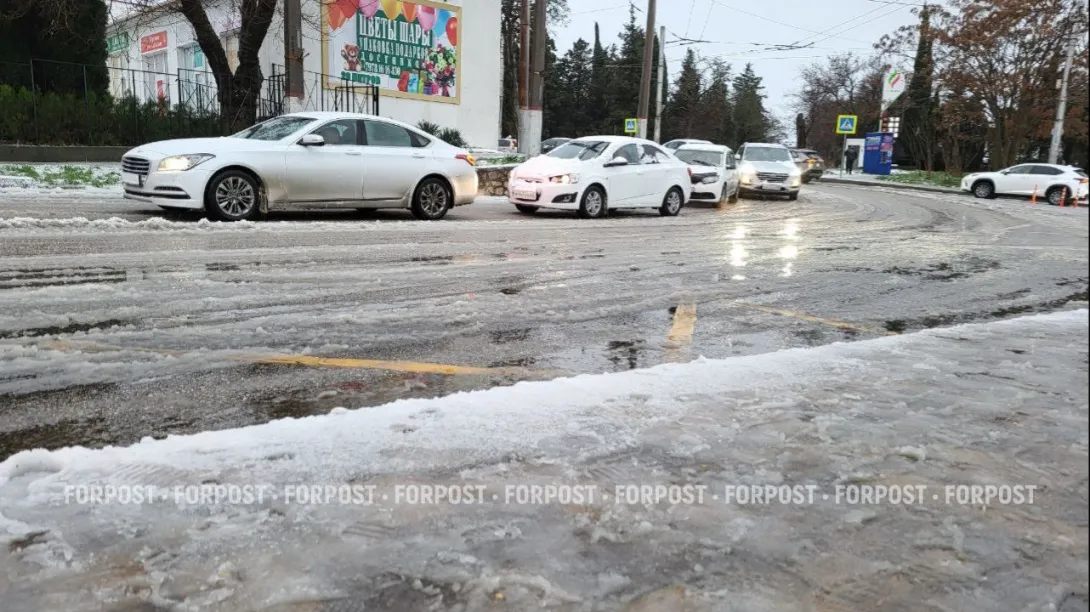 Снегопад проверил Севастополь на проходимость: на улицы вышли сотни коммунальщиков