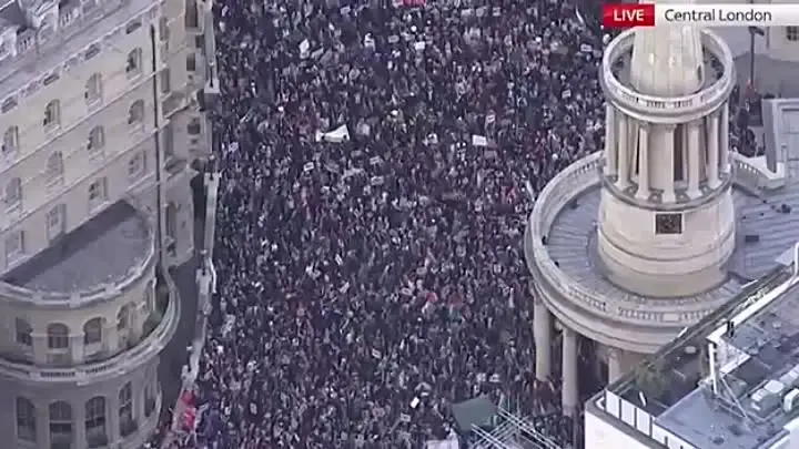 Британия пробует вспомнить себя через Рождество