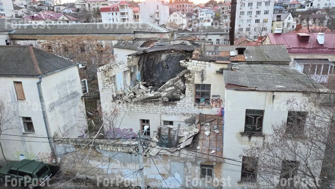 В центре Севастополя обрушилось старое здание