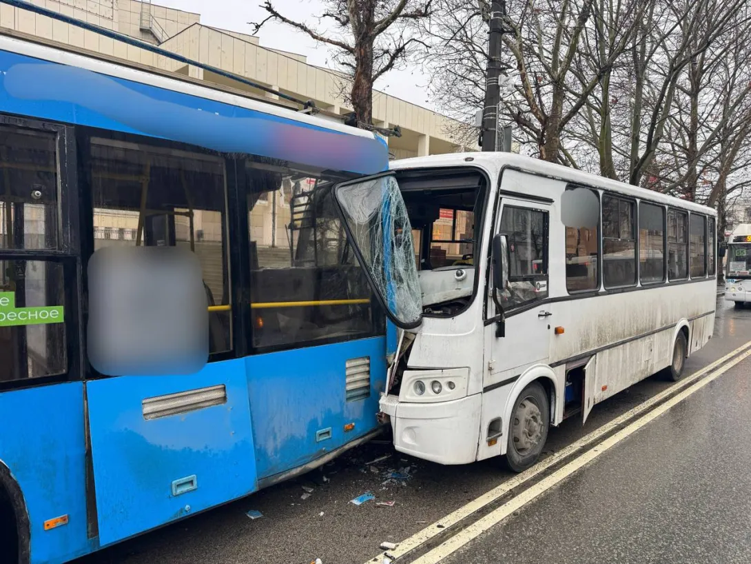 В столице Крыма у площади Ленина столкнулись два автобуса и троллейбус 
