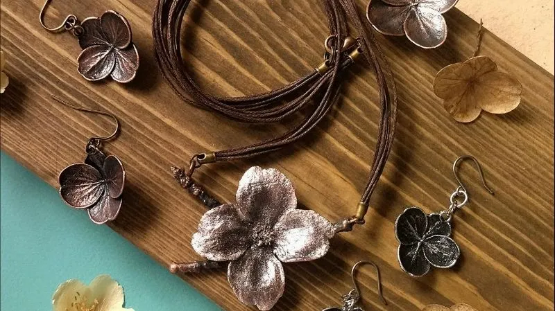 Медь, ток и листок: как крымчанка превращает растения в украшения