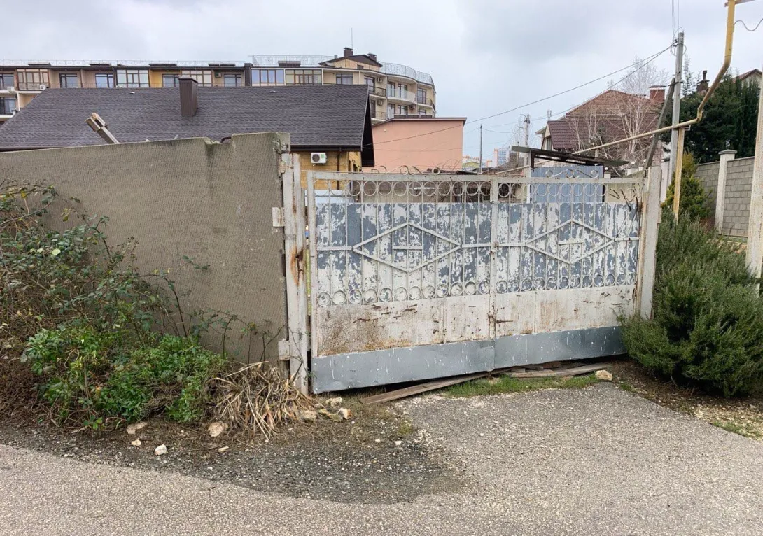 Дети ребёнка войны бьются с СНТ за землю за каменным забором