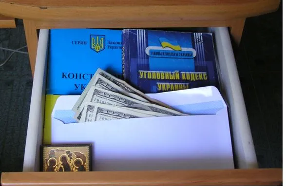 Прокуратура обвиняет во взяточничестве руководителя транспортной инспекции Севастополя