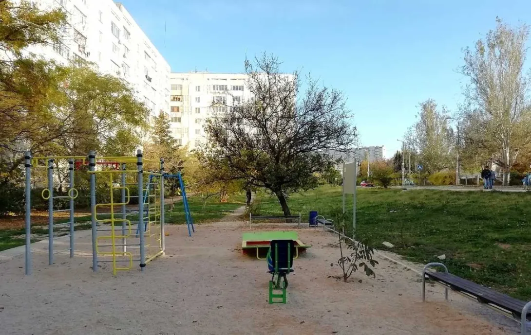 Деды и внуки в севастопольском дворе нашли новый повод для конфликта