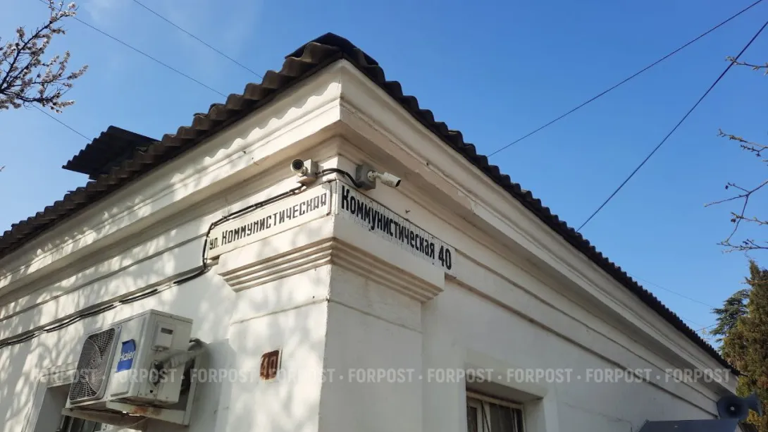 На земле инфекционки Севастополя поставлен красный крест