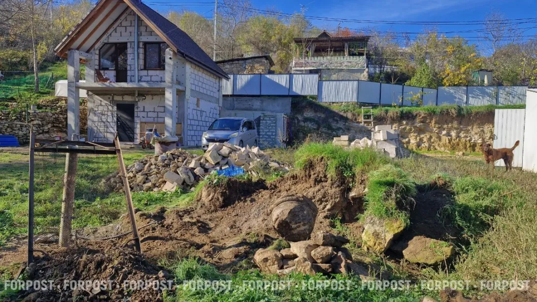 Старинная капитель возникла на стройке частного дома в Севастополе 