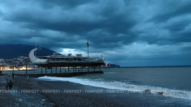 После шторма — снегопады: в Крыму расчищают дороги и закрыли проезд к горному монастырю