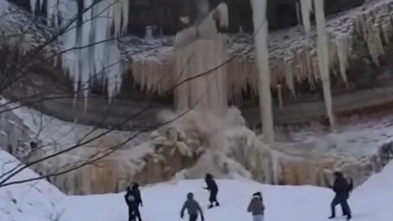 В Эстонии замёрзший водопад обрушился на туристов