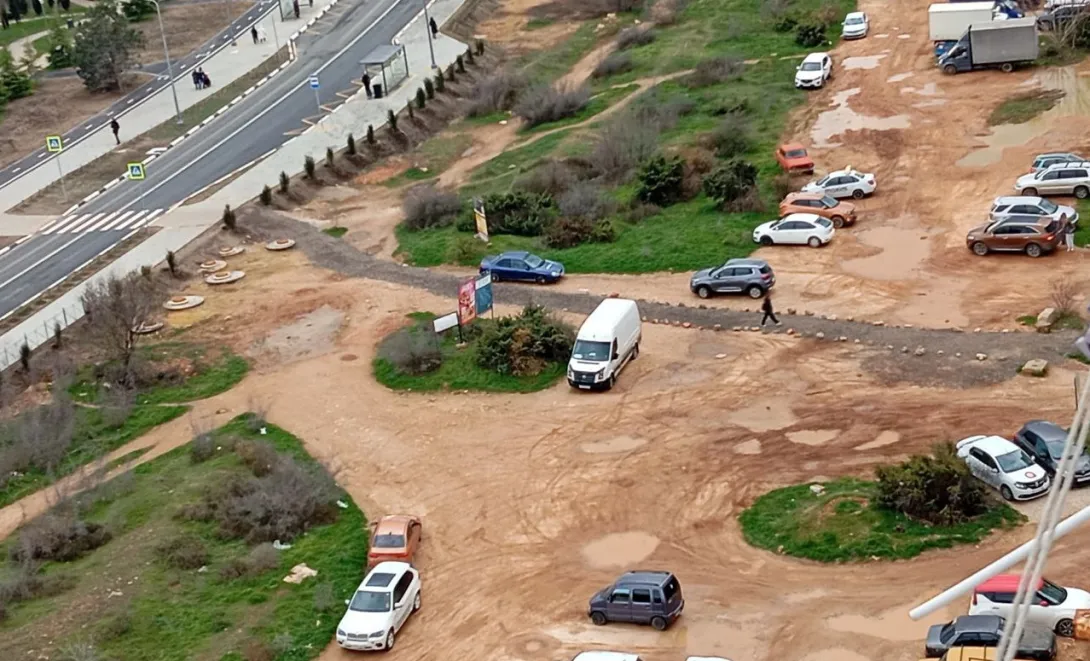 Внеплановые тропинки у Античного проспекта аннексируют севастопольские автовладельцы 