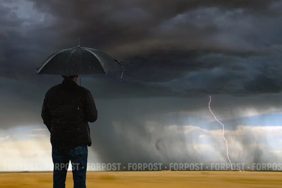 На Севастополь надвигается грозовой фронт