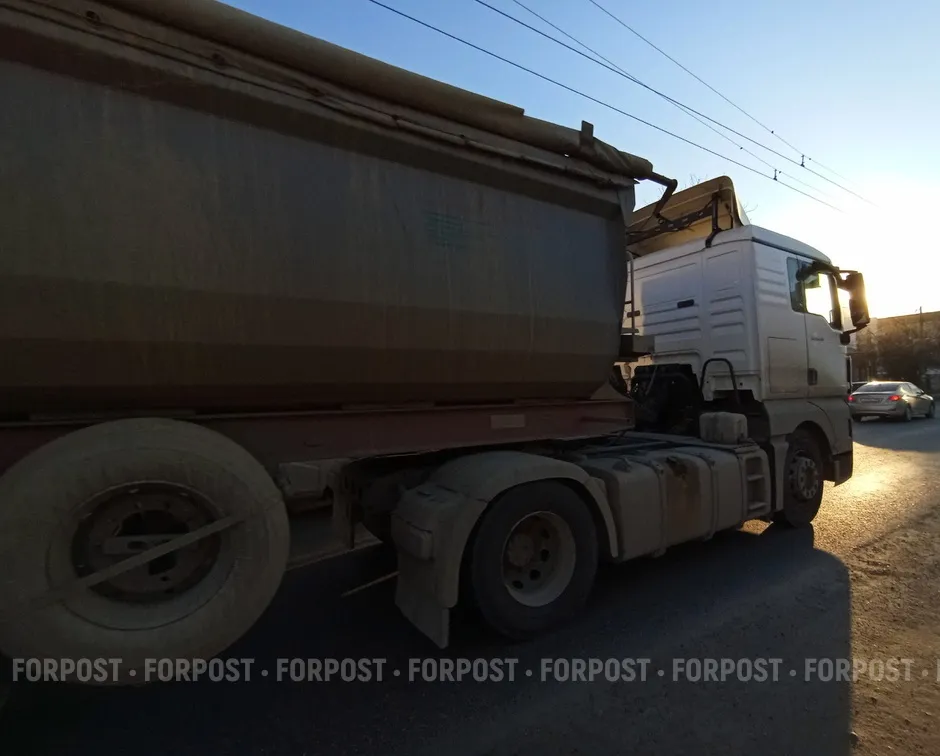 В Севастополе грузовик «прилёг отдохнуть» на обочину 