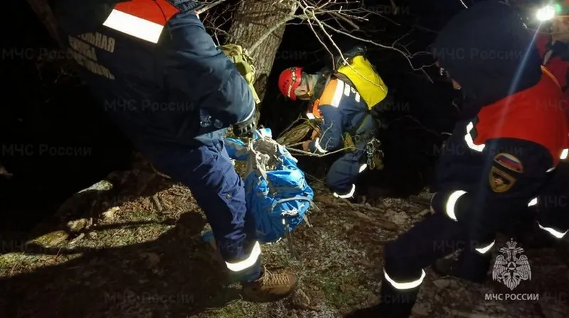 В «ледяном плену» Чёртовой лестницы: как спасатели снимали с гор замёрзшего крымчанина 