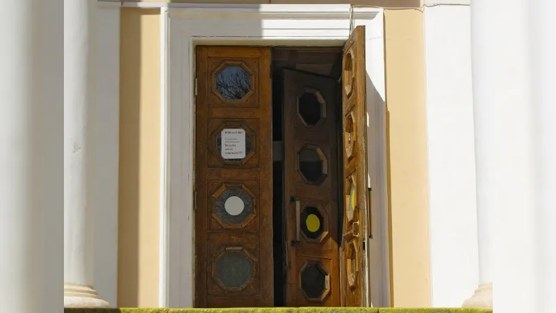 Полиция разыскала старинные двери здания ЭПРОН в Балаклаве