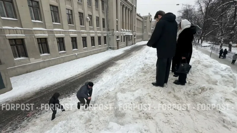 В столице сугроб стал достопримечательностью