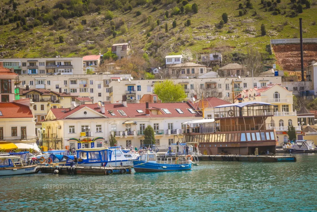 Балаклавская бухта продолжает киснуть в мусоре